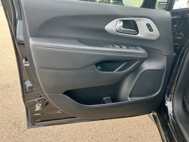 2025 Chrysler Pacifica Hybrid Premiuim S Appearance Package