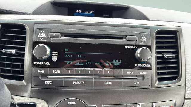 2014 Toyota Sienna LE 8 Passenger