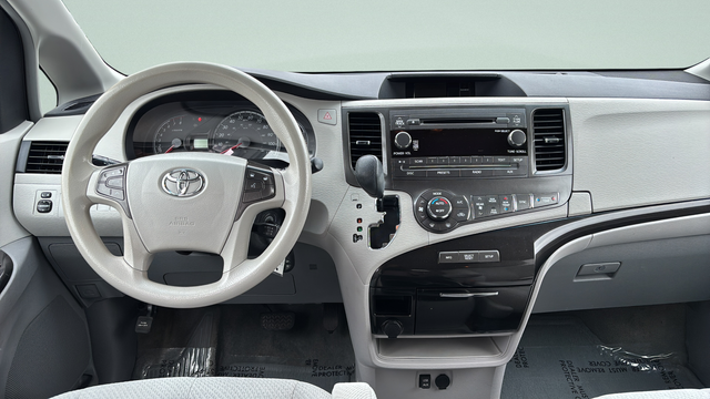 2014 Toyota Sienna LE 8 Passenger