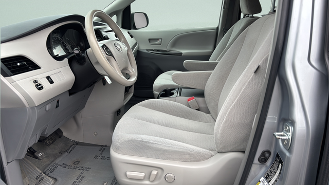 2014 Toyota Sienna LE 8 Passenger